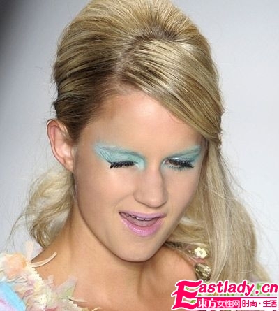 群星效仿 蓝精灵 俏美妆