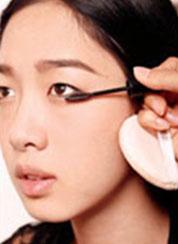 下垂眼线化出无辜眼妆