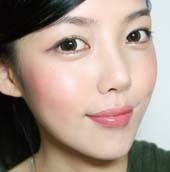 用口红画出自然好看腮红