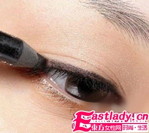 打造日系棕色系眼妆+蓬松大波浪