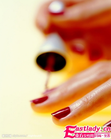 正确涂指甲油的方法