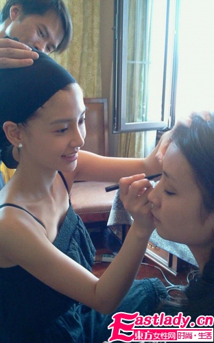 美妆达人吴佩慈装扮台揭秘 女星化装容貌绰约多姿