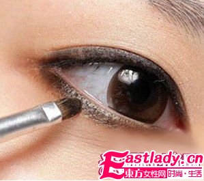 打造日系棕色系眼妆+蓬松大波浪