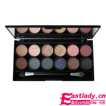 打造日系棕色系眼妆+蓬松大波浪