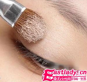 打造日系棕色系眼妆+蓬松大波浪