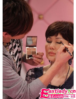 神奇彩妆要点 让大妈变混血美女