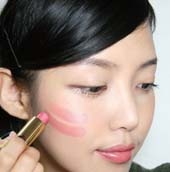 用口红画出自然好看腮红