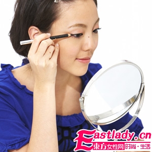 如何化妆更显年轻