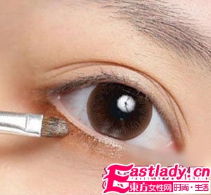 打造日系棕色系眼妆+蓬松大波浪