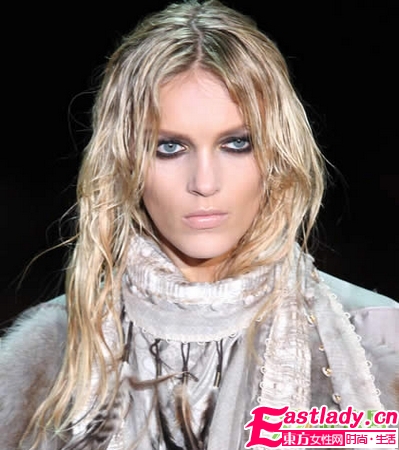 推荐10款闪耀的圣诞妆容