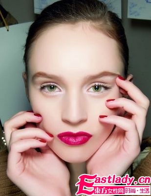 妙用白色眼线 打造优雅百变眼妆