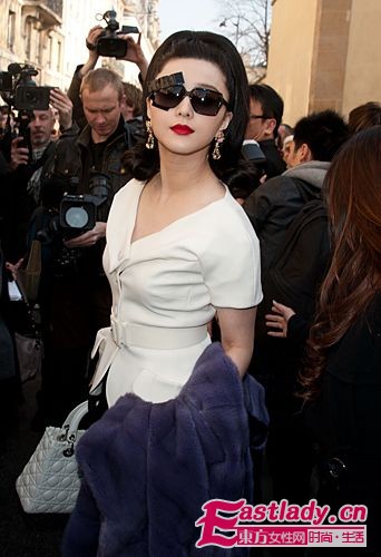 2011年秋冬巴黎时装周范冰冰小露酥胸