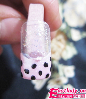自制粉色波普美甲 让你个性十足
