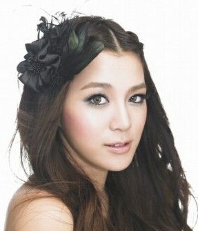 强大假睫毛眼妆 轻易塑造电力眼神