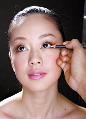 妙用白色眼线 打造优雅百变眼妆