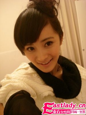 学明星杨幂自拍秀美肌 粗眼线黑睫毛是重点