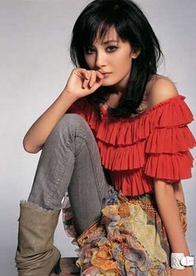 学明星杨幂自拍秀美肌 粗眼线黑睫毛是重点