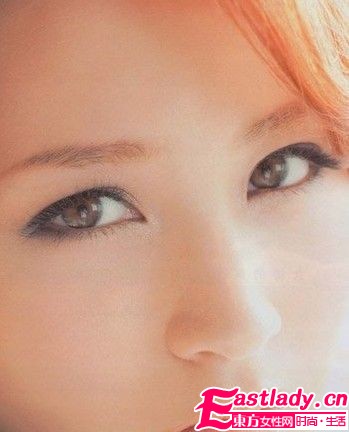 假睫毛当道 妆出萌态秒杀熟男心