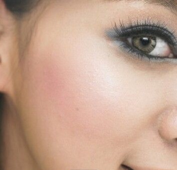 强大假睫毛眼妆 轻易塑造电力眼神