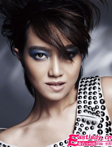 名嘴朱丹颠覆形象演绎时髦摇滚范儿