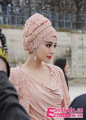 2011年秋冬巴黎时装周范冰冰小露酥胸