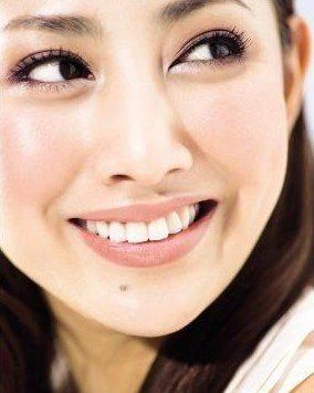 润泽妆容的化妆小技巧 做一个减龄青春美女