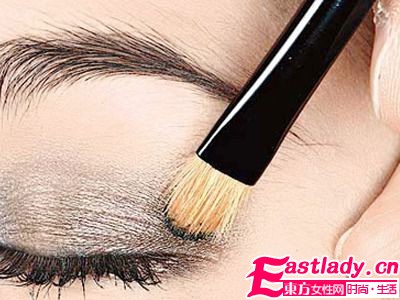 秋冬军旅风 4步成就野艳系眼妆