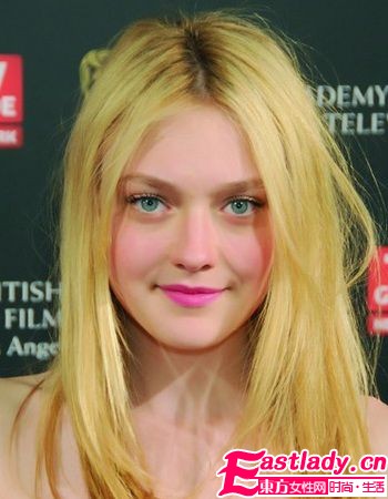 岁末提升人气 欧美女星上演无辜妆容