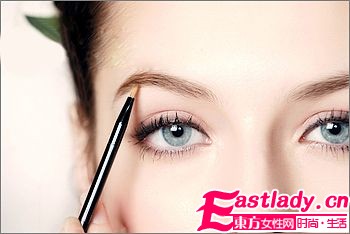 美眉ING 6步成就冬日超自然眉型