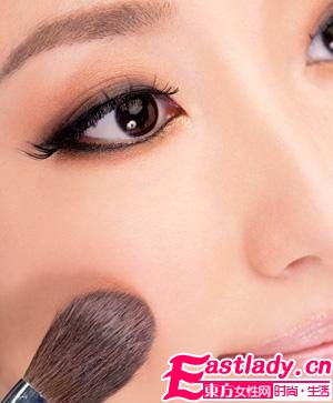 降温我不怕 4步打造暖暖妆容