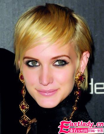 岁末提升人气 欧美女星上演无辜妆容