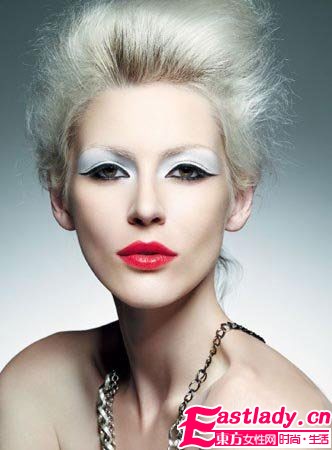 大牌金属系妆容 为寒冷冬日升温