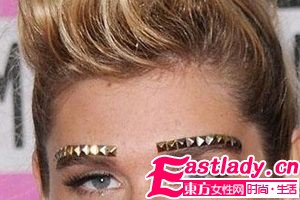 KeSha演绎时髦镏钉眉完美诠释另类Rock范儿