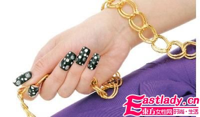 搭配季来临 当动人美甲遭遇手袋