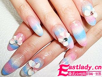 日系法式美甲 指尖亮色轻盈绽放