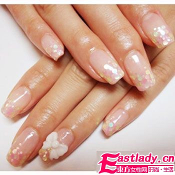 日系法式美甲 指尖亮色轻盈绽放