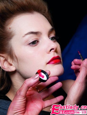 秋冬T台美妆新势力 惹火惊艳闪耀秀场