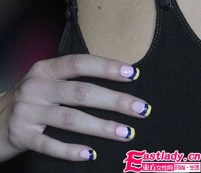 美甲染指低调简约风 裸色是王道