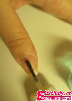 网友示范 轻松简单DIY法式美甲