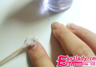 网友示范 轻松简单DIY法式美甲