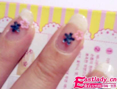网友示范 轻松简单DIY法式美甲