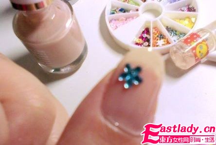 网友示范 轻松简单DIY法式美甲