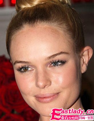 欧美女星诠释2011新 裸 风尚