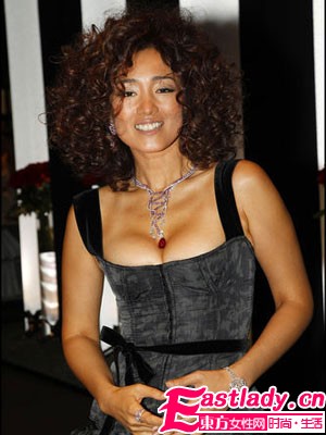 惊爆雷人巩俐现身巴黎古董双年展