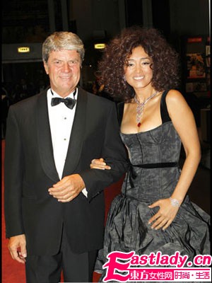 惊爆雷人巩俐现身巴黎古董双年展