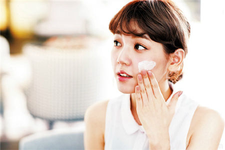 平时没时间做肌肤保养 利用周末时间把肌肤补回来