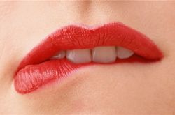 嘴唇起皮是什么原因  教你润唇的简单方法