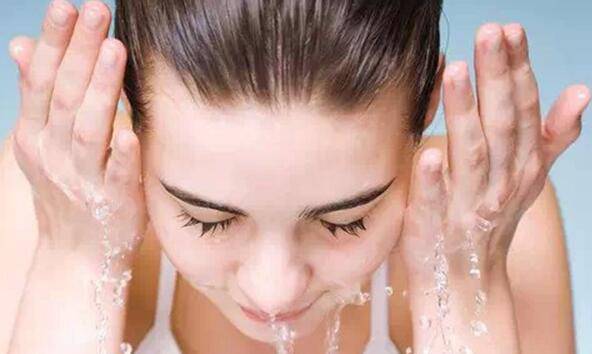 白糖洗脸去痘印法 让你摆脱痘印烦恼