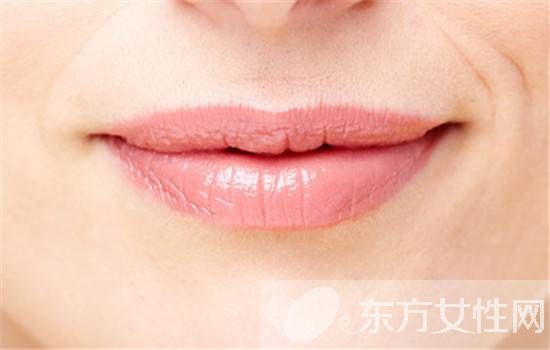 嘴唇起皮是什么原因  教你润唇的简单方法