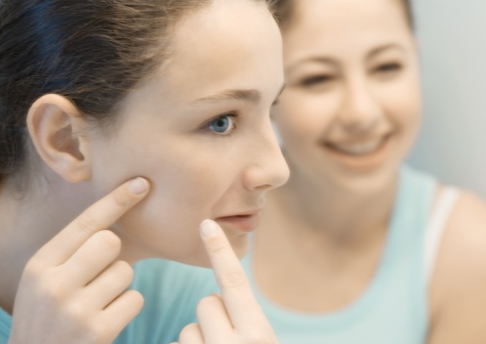 下巴长痘痘的原因有哪些 六大因素不容忽视